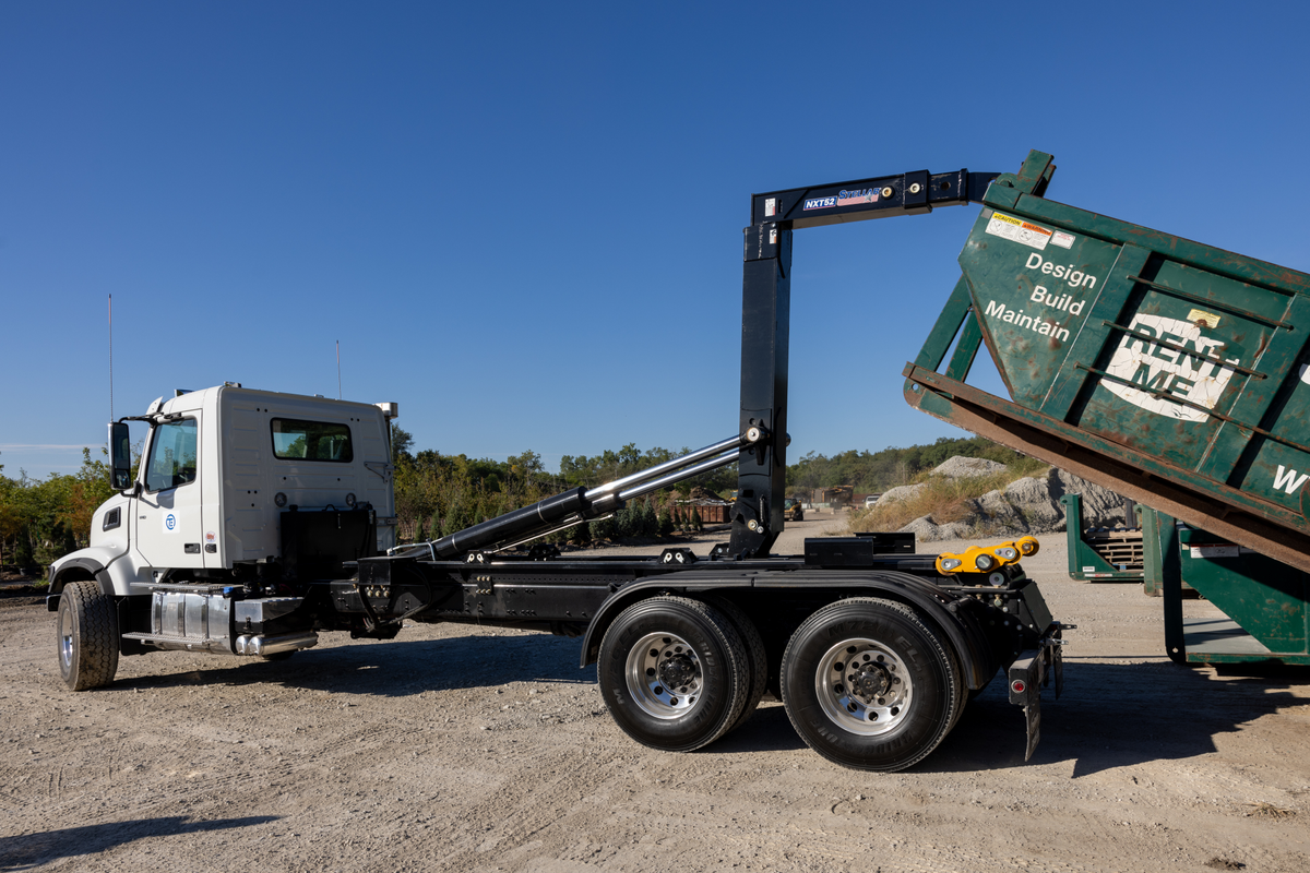 Stellar hooklift with container carrier body