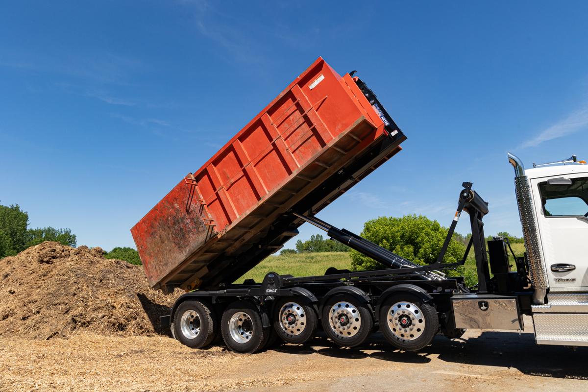 Hooklift working with container