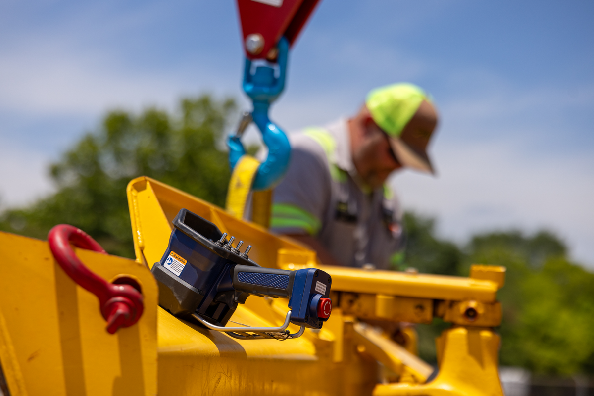 TMAX 2 with 10630 heavy-duty crane
