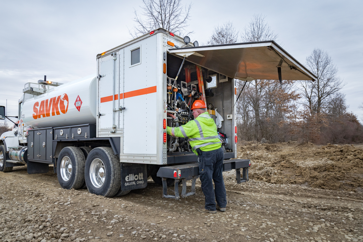 Tandem-axle fuel lube truck