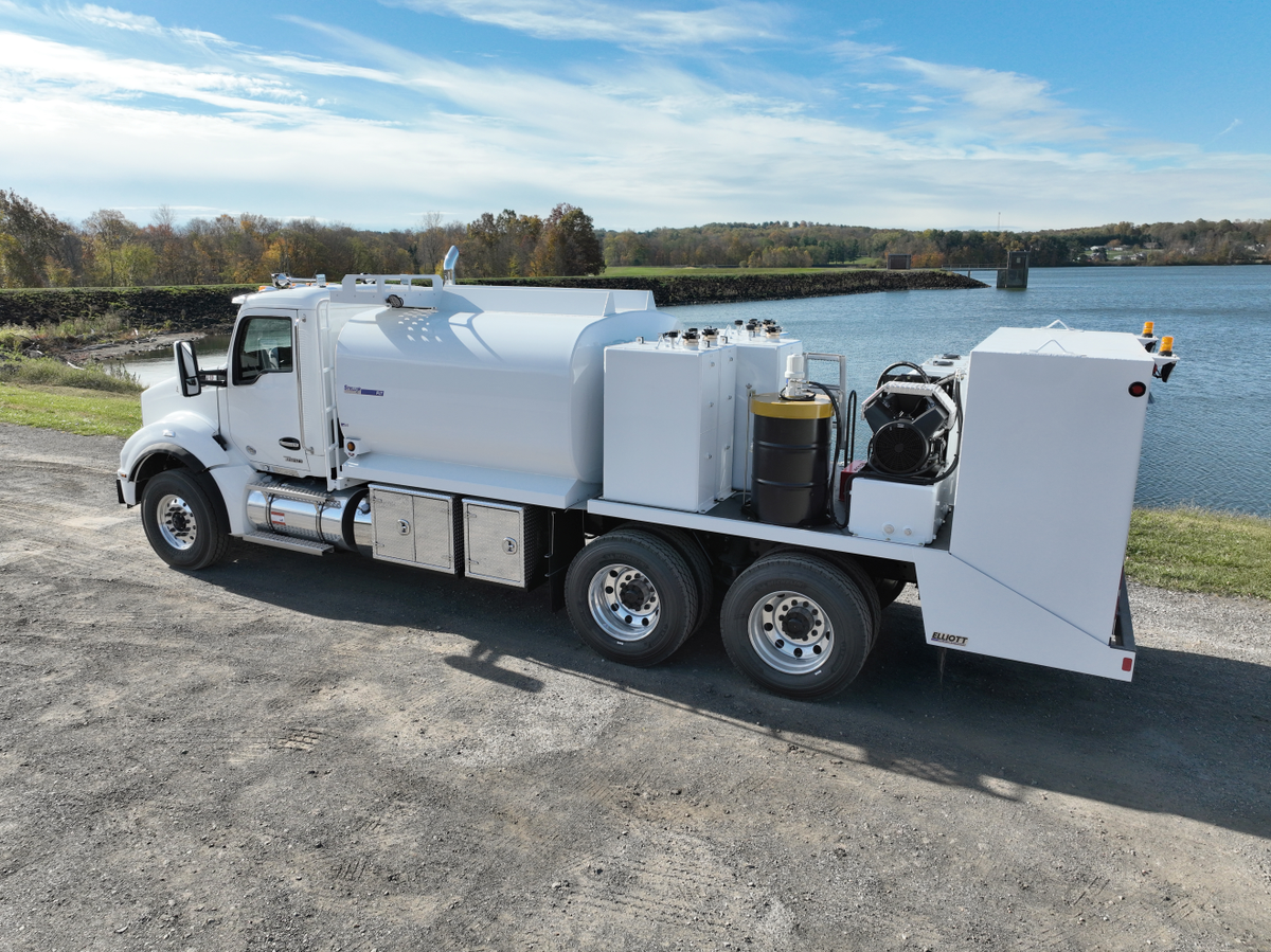 Tandem-axle fuel/lube truck aerial