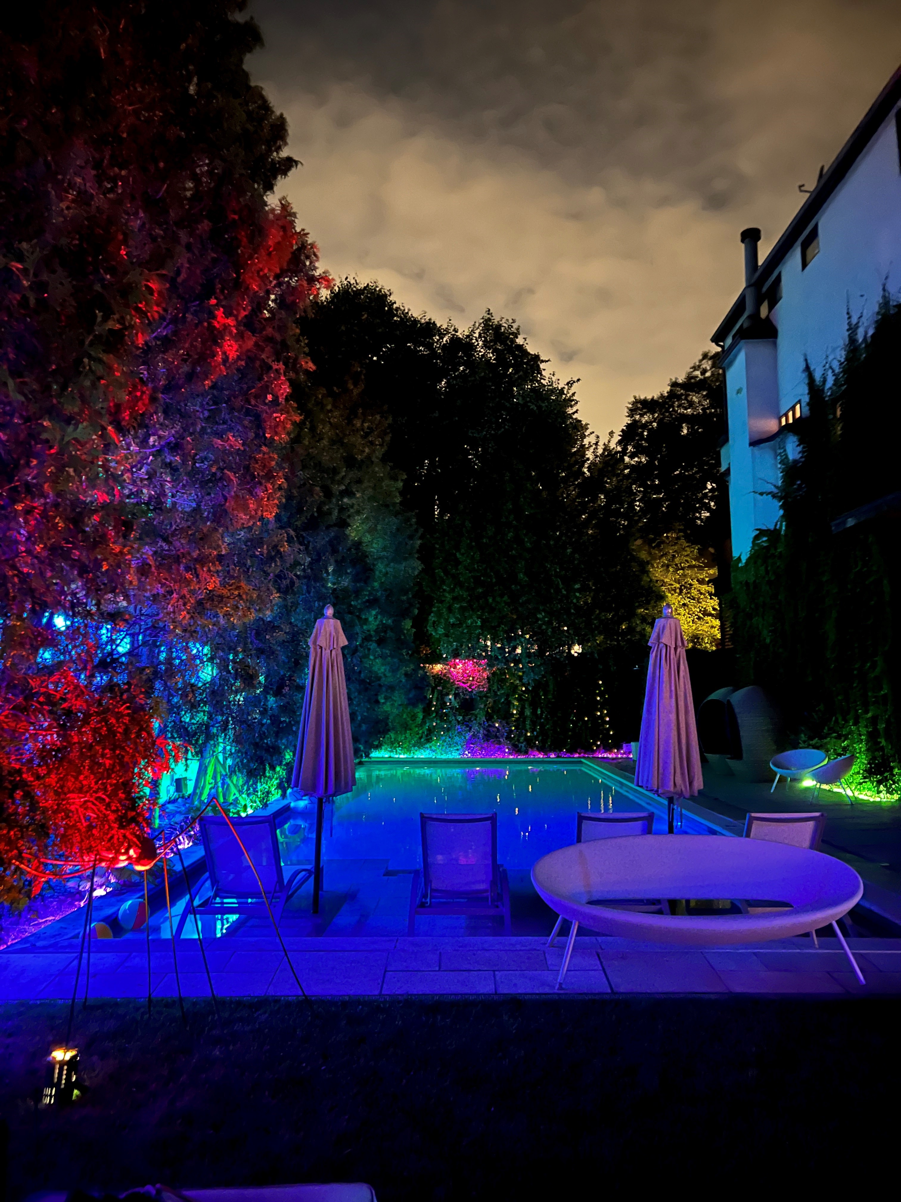 Flex Neon LRUDR8, 0.8" Round Lens Indoor/Outdoor 24VDC, Left/Right & Up/Down Bend, TruColor&trade; RGBTW