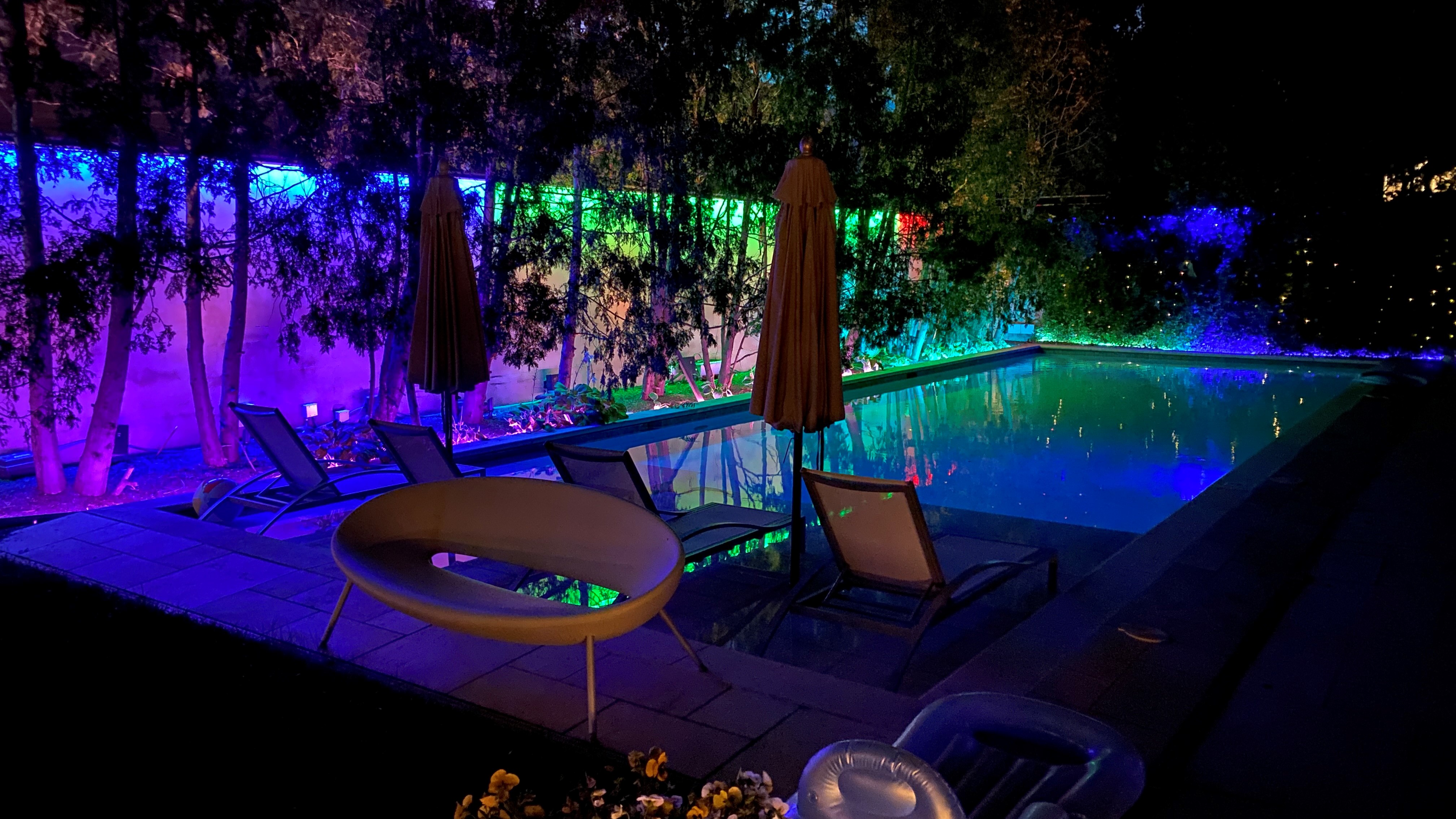 Flex Neon LRF5 Bends Left/Right 0.5" Flat Lens 24VDC, Indoor/Outdoor, Trucolor&trade; RGBTW