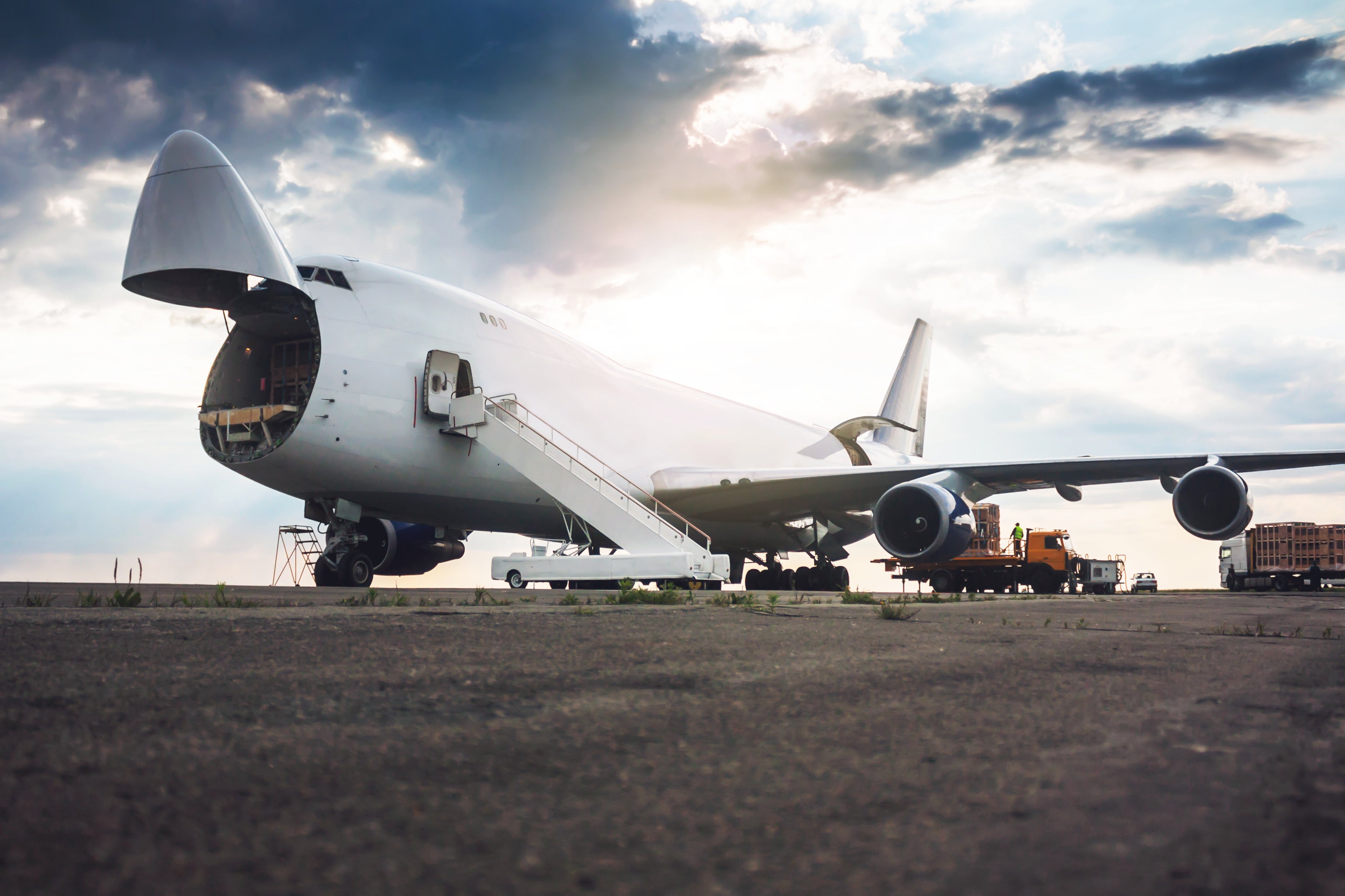 Самый большой грузовой самолет в мире. Самолет который возит самолеты. Мрия ан-225 буран. Ан-225 мрия. Карго самолет.