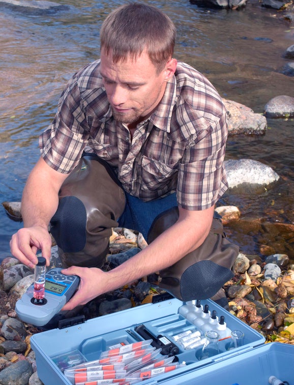 Drinking water technician performs measurement in the field with DR900 colorimeter