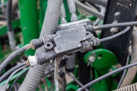 O módulo Flowsense CAN do Precision Planting monitora a taxa de aplicação de fertilizantes.
