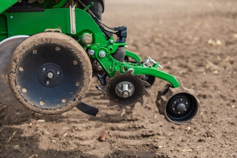 Unidad de hilera John Deere cuenta con SmartFirmer y FurrowForce, ambos de Precision Planting.
