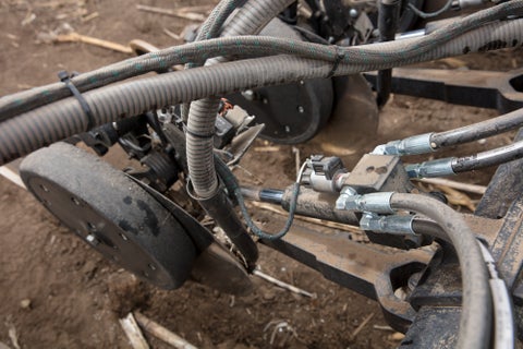 Obtenga un control automatizado de la fuerza descendente de la sembradora con SeederForce de Precision Planting.