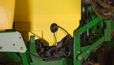 Módulo de control multihíbrido mSet acoplado a una tolva de semillas John Deere.