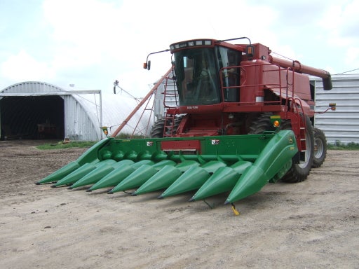 With conversion kits from Precision Planting you can add a John Deere corn header to a CASE IH combine. 