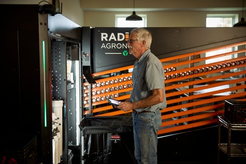 Let your Radicle Agent handle the soil sampling process from start to finish with accurate results generated through Radicle Lab.