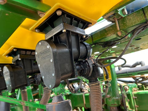 DrySet™ provides row-by-row, electric motor rate control and consistent distribution of granular products on planters. 