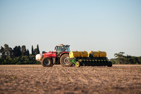 Tractor rojo en un campo