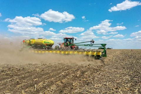 Sembradora John Deere con vDrive de Precision Planting.