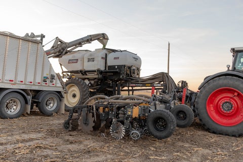 Clarity displays and maps flow variability and product blockage metrics of dry fertilizer on the 20|20 monitor in the cab. 