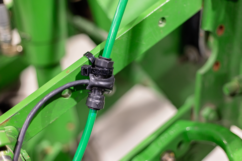 El módulo FlowSense AUX tiene una vía de flujo para un producto para controlar el líquido en su sembradora.