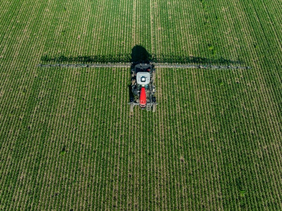 Overhead aerial image of Massy Ferguson self-propelled sprayer in-field spraying weeds with SymphonyVison | Spot.