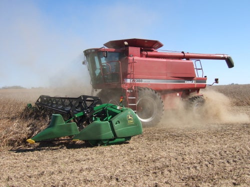 With conversion kits from Precision Planting you can add a John Deere soybean header to a CASE IH combine. 