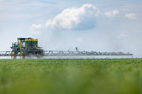 SymphonyVision | Duo in-field with a dual boom and injection system mounted on a John Deere sprayer.