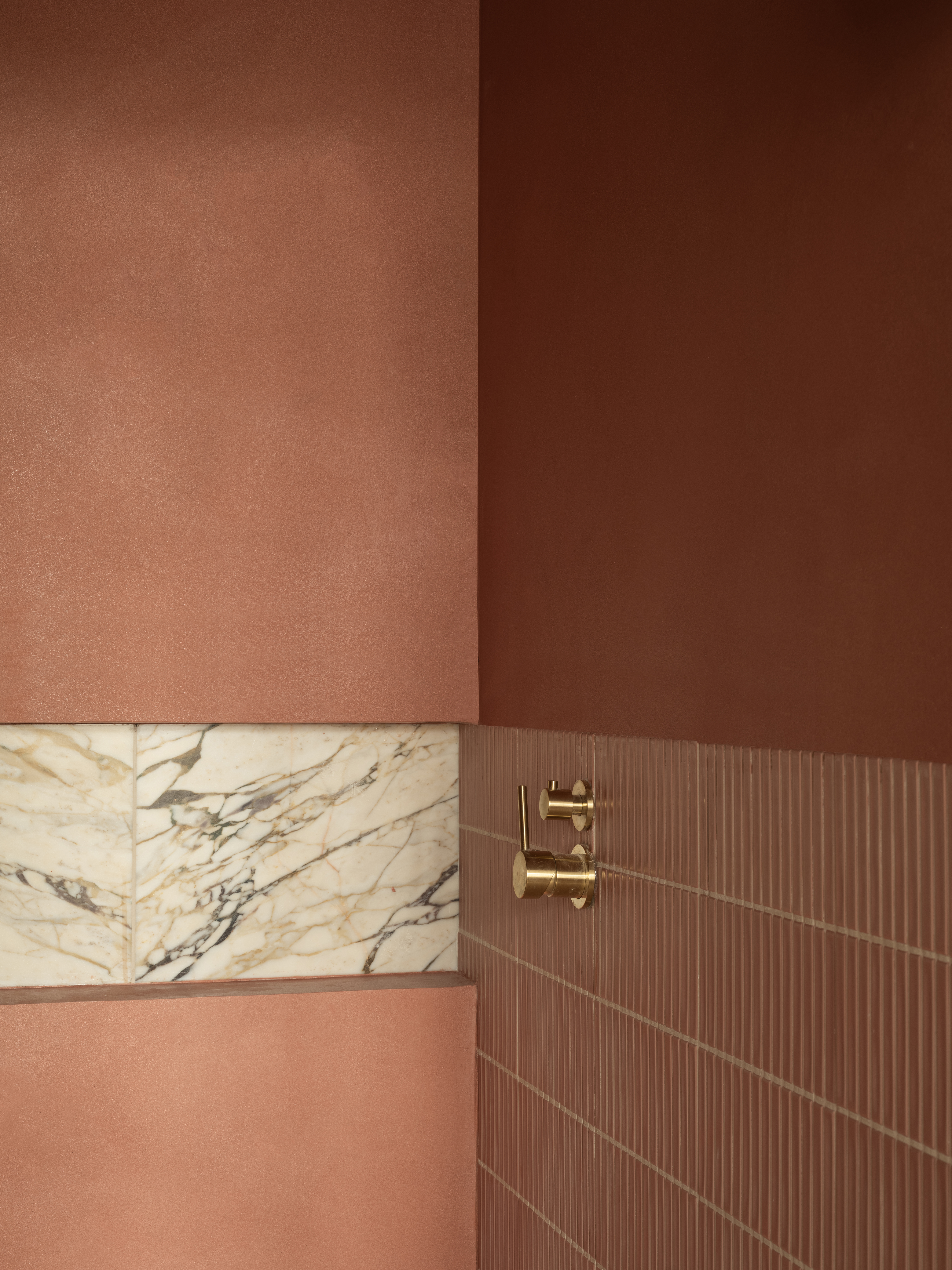 Lismore House family bathroom with marble feature wall
