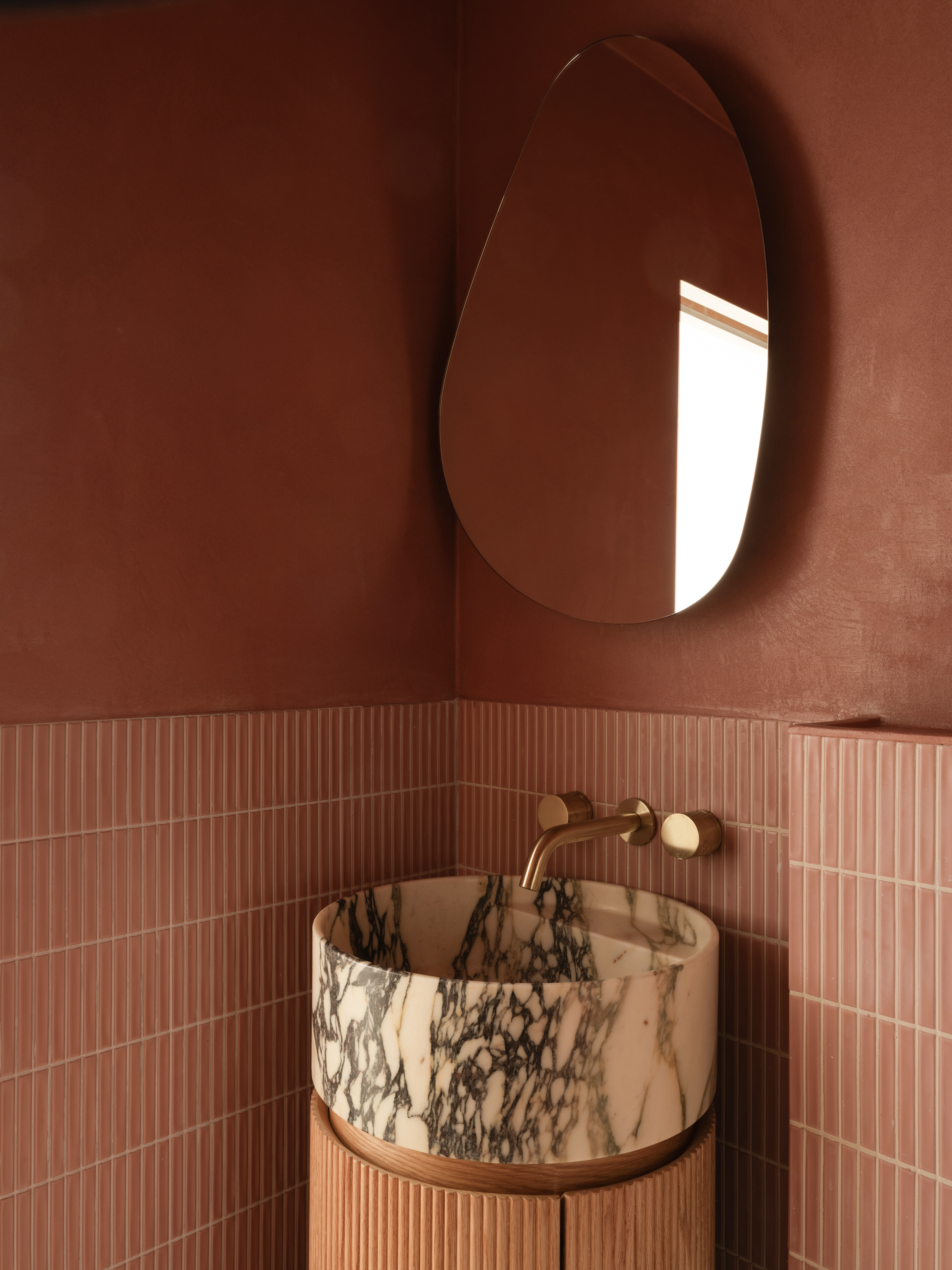 Ensuite with marble niche, microcement walls and terrazzo floor