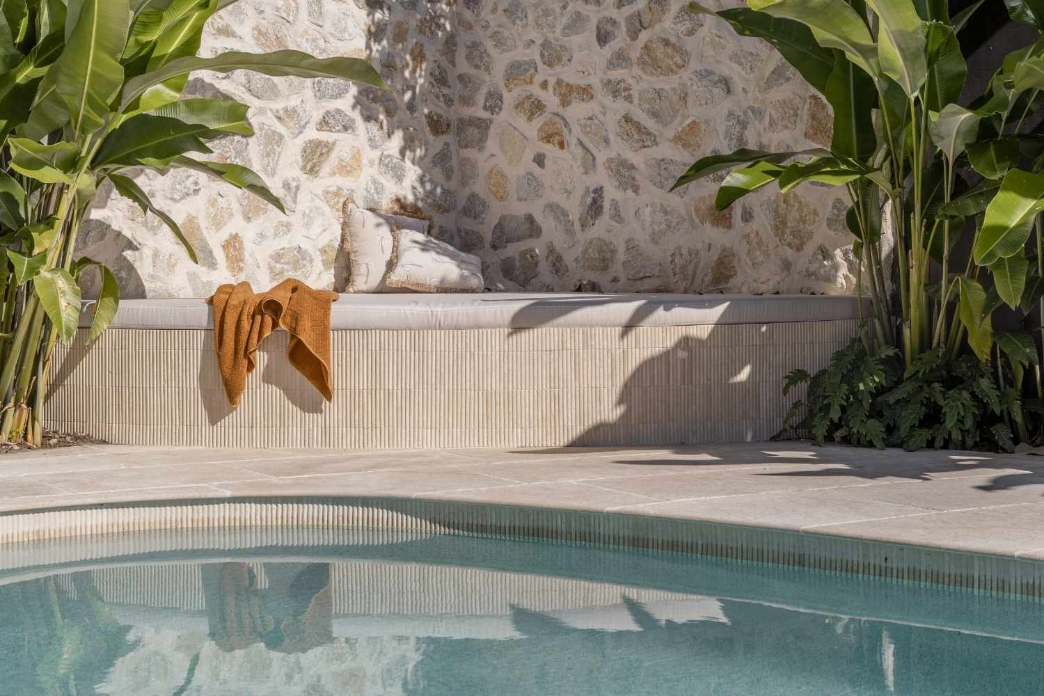 How to Create a Stylish Pool With Tiles
