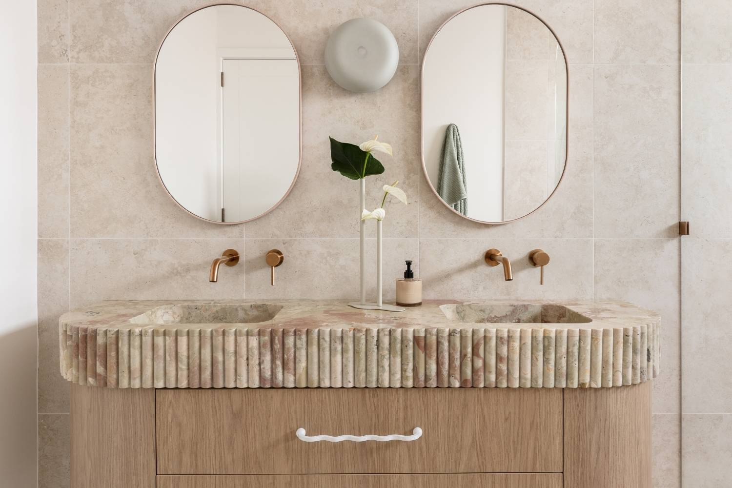 Modern Bathroom Vanities: Balancing Beauty and Practicality