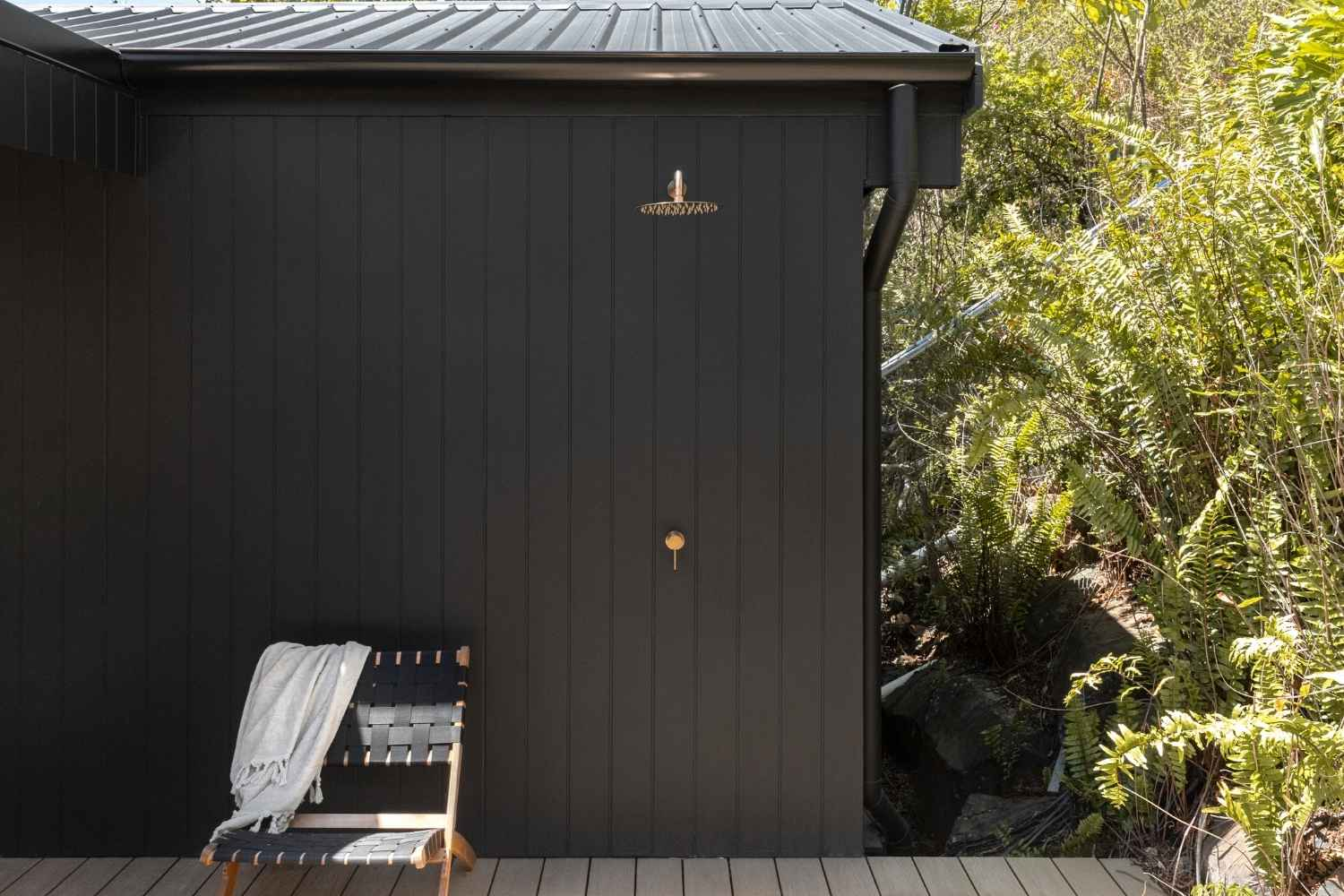 Why Outdoor Showers Enhance The Holiday Season