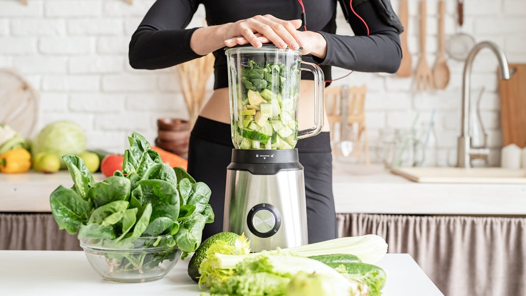 woman making green smoothie