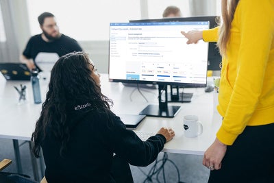 Point to screen_Jira_2023_Photo_Eficode_800px.jpg