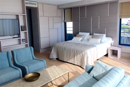 Hotel check-in and check-out mails