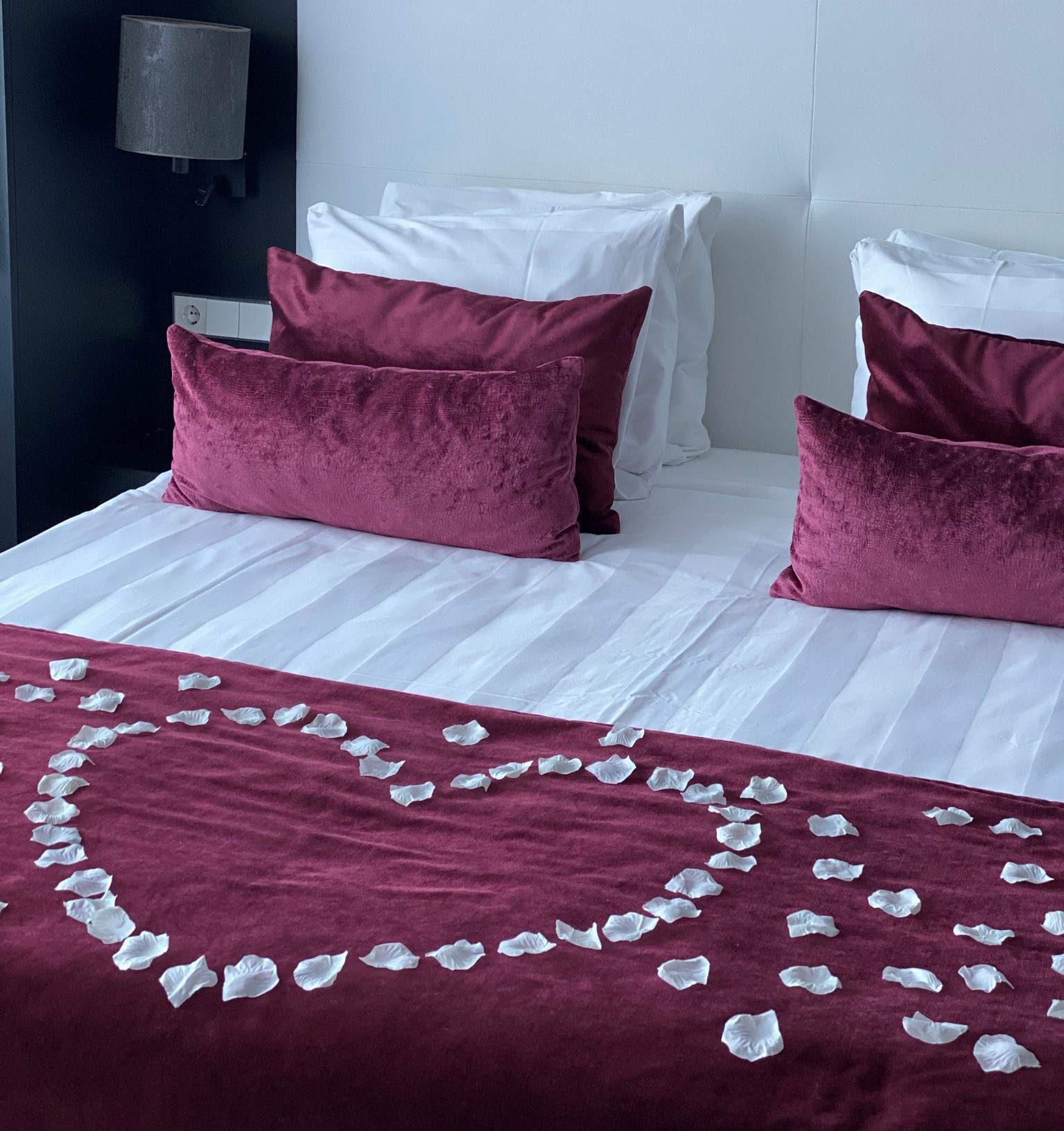 Rozenblaadjes op bed