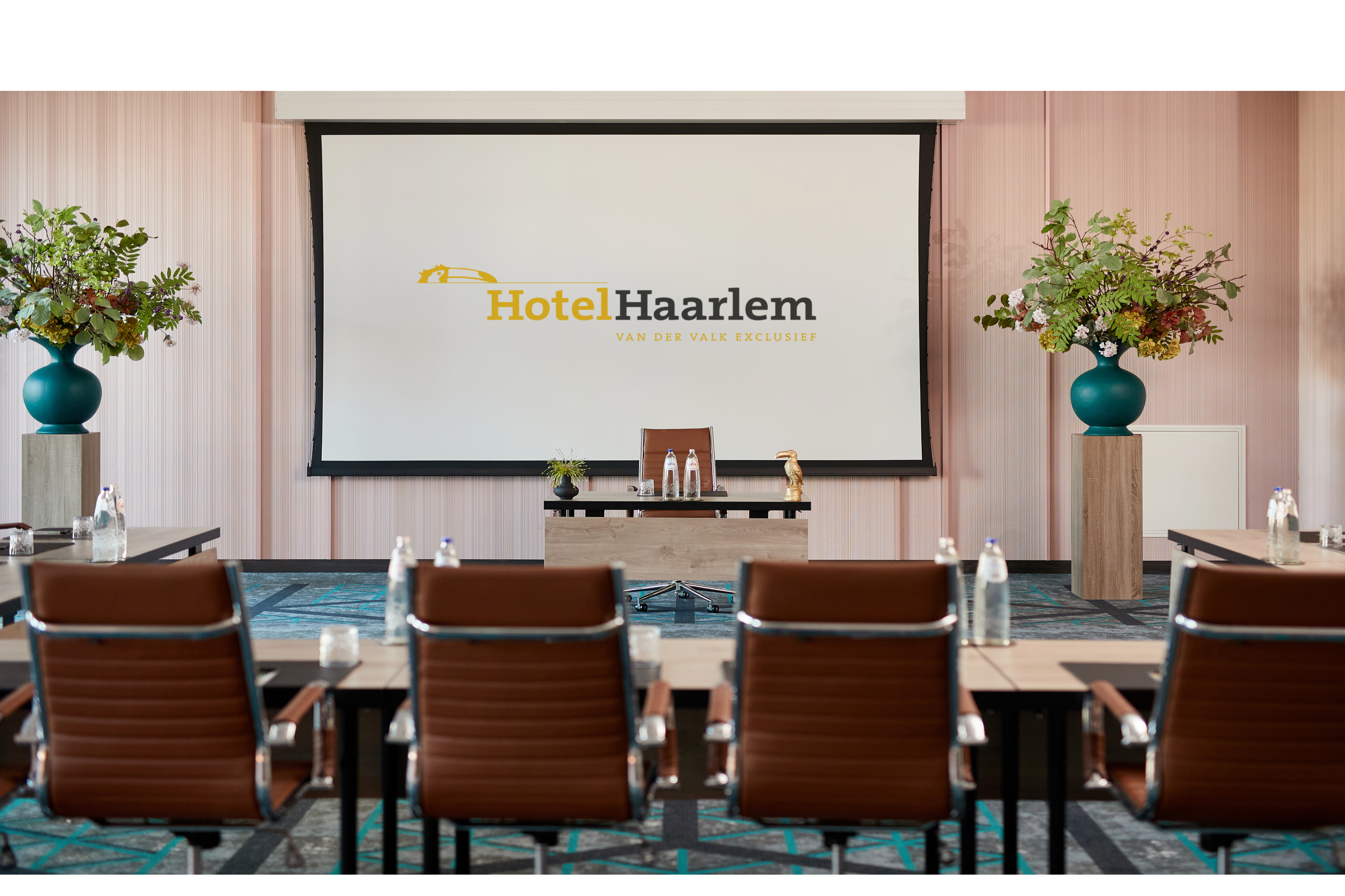 Suitable spaces for a large or small meeting