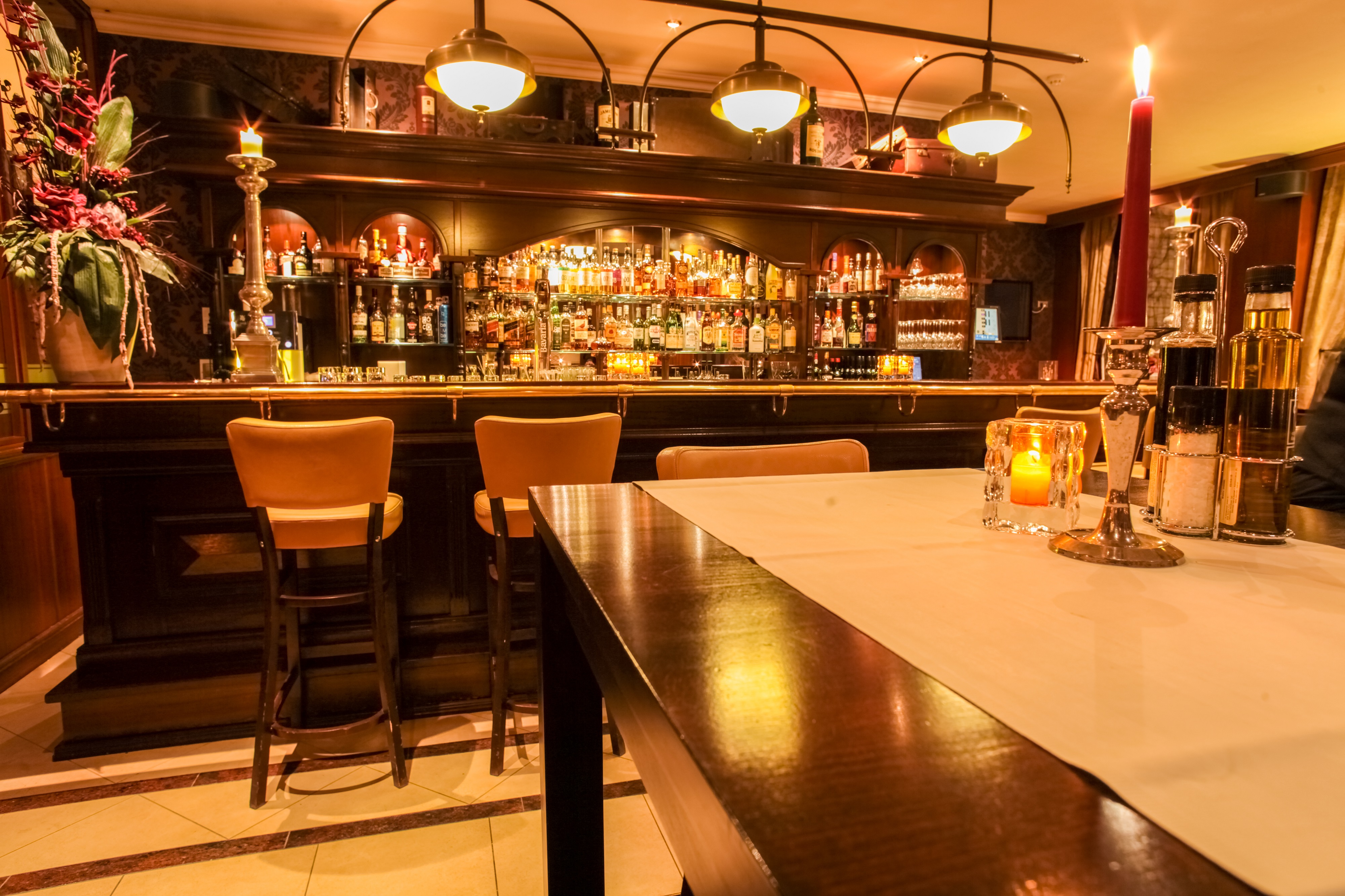 GRUPPE MITTAGESSEN ODER ABENDESSEN