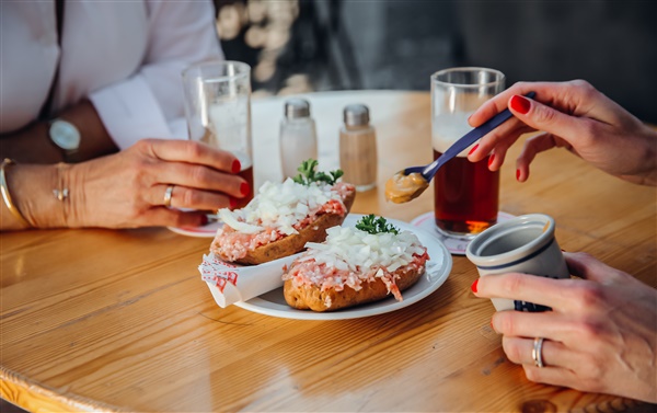 Proef Altbier en Mettbrötchen