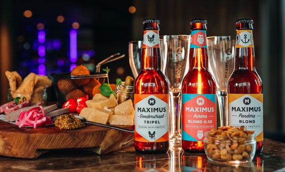 Borrelen met de biertjes van Maximus in onze hotelbar