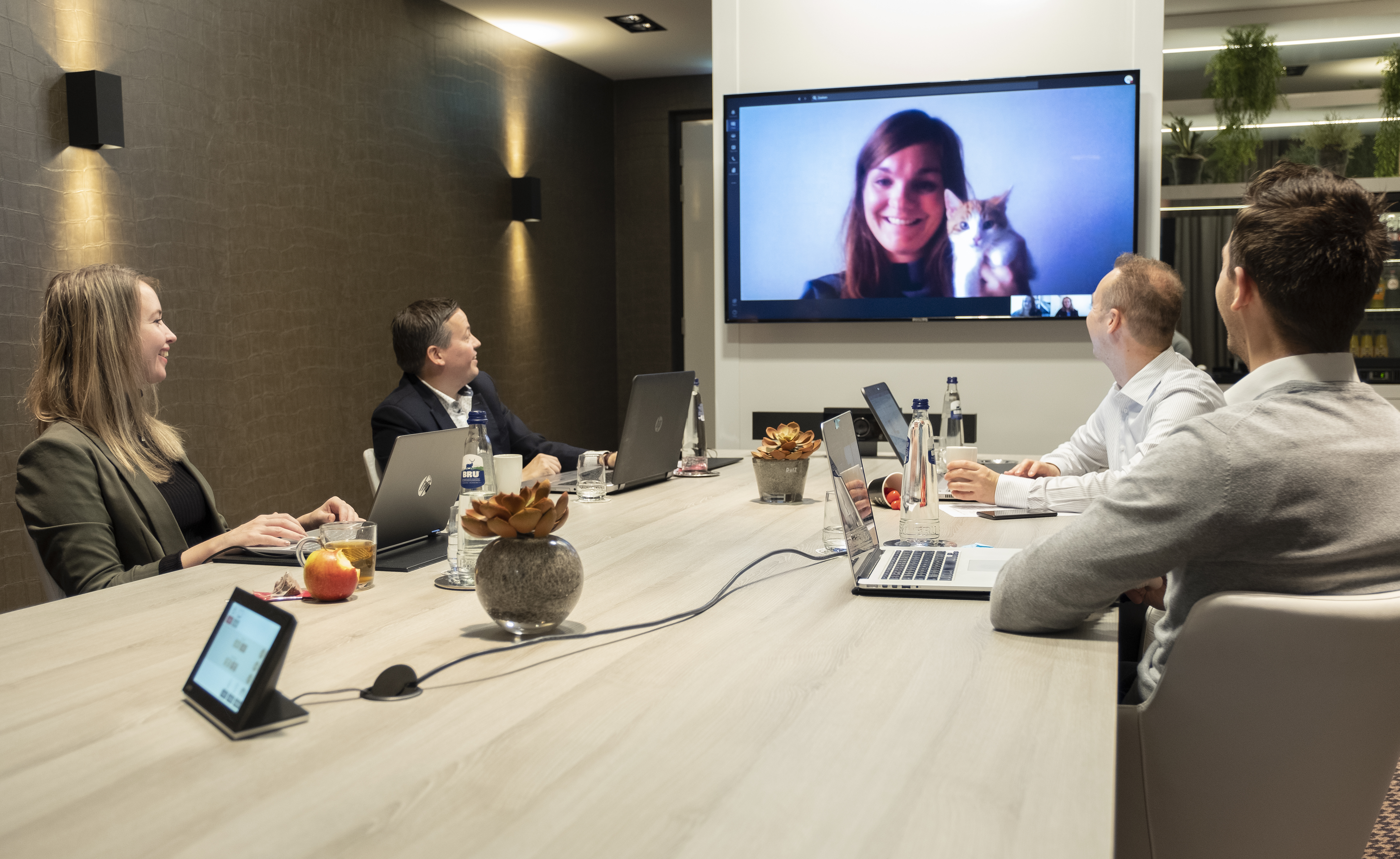 HOUD DE THUISBLIJVERS AAN BOORD