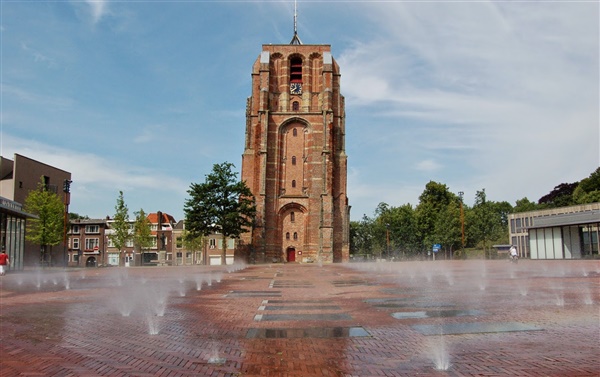 Beklim de kerktoren De Oldehove