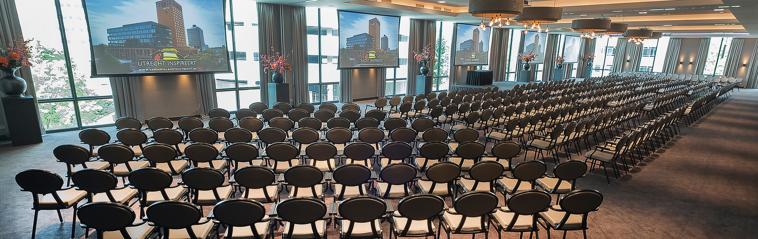 Moderne zalen met veel daglicht