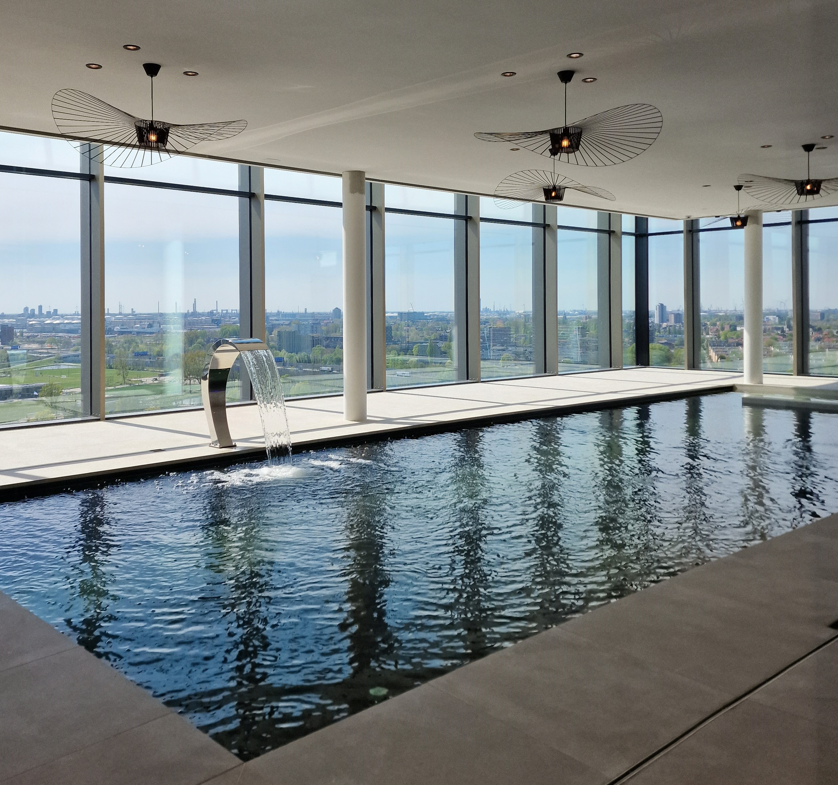 Binnenzwembad hotel Schiedam