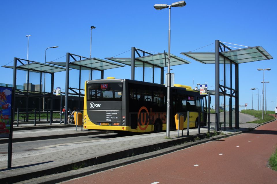 Bus stopt naast de deur