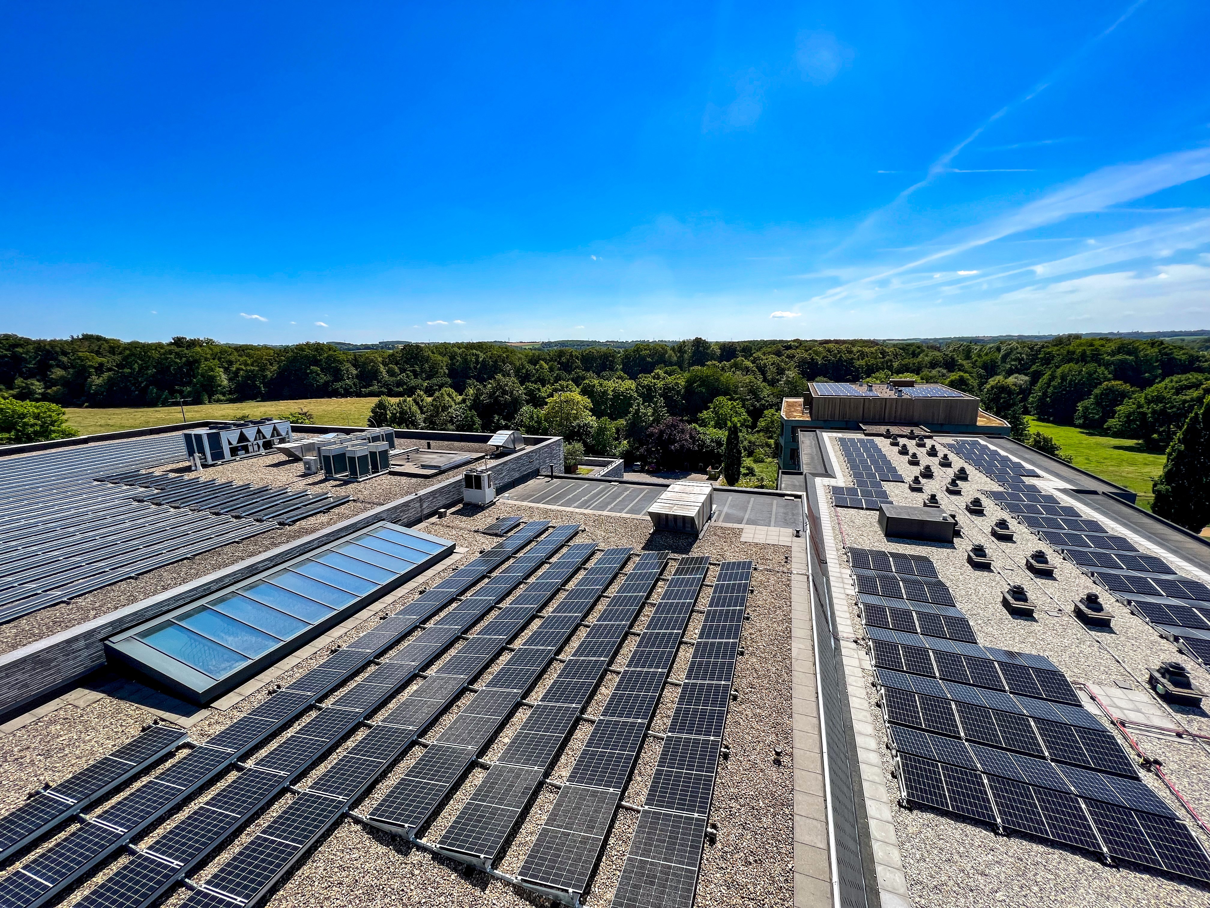 Een zonnepanelen veld op het dak