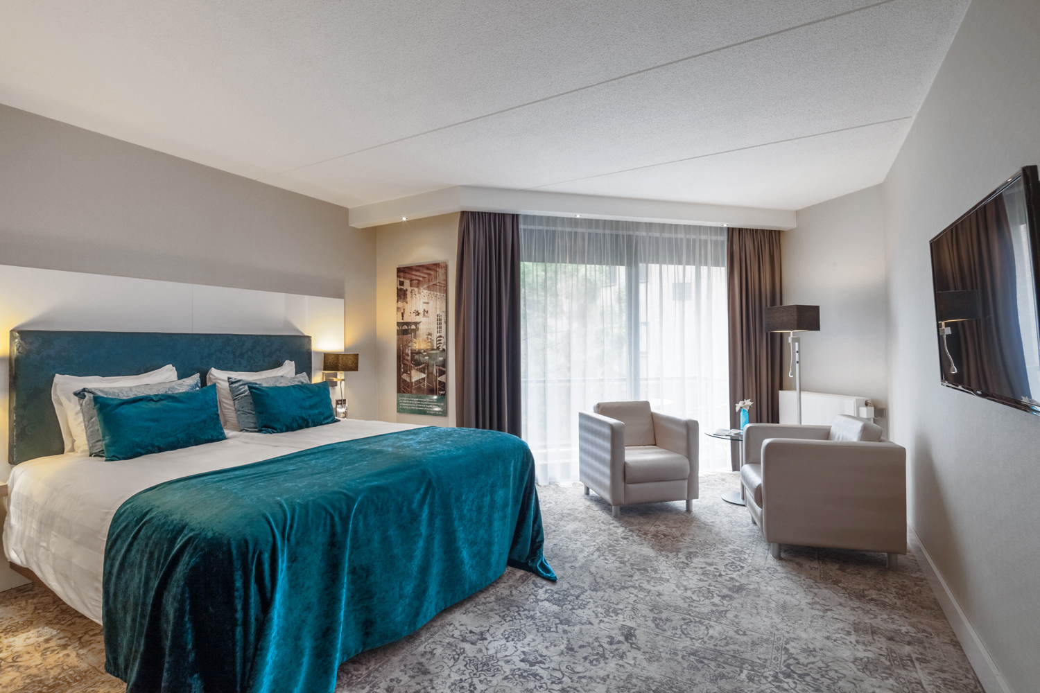 Comfort room with balcony