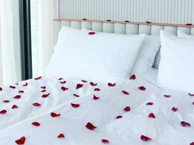Rose petals in bed