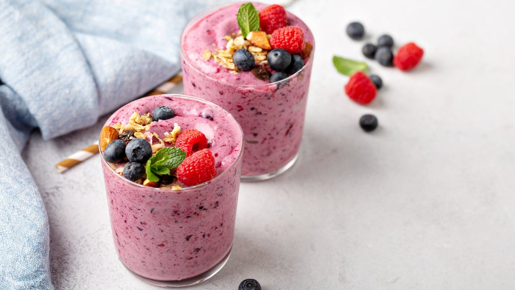 Smoothies with blueberries, raspberries and almonds