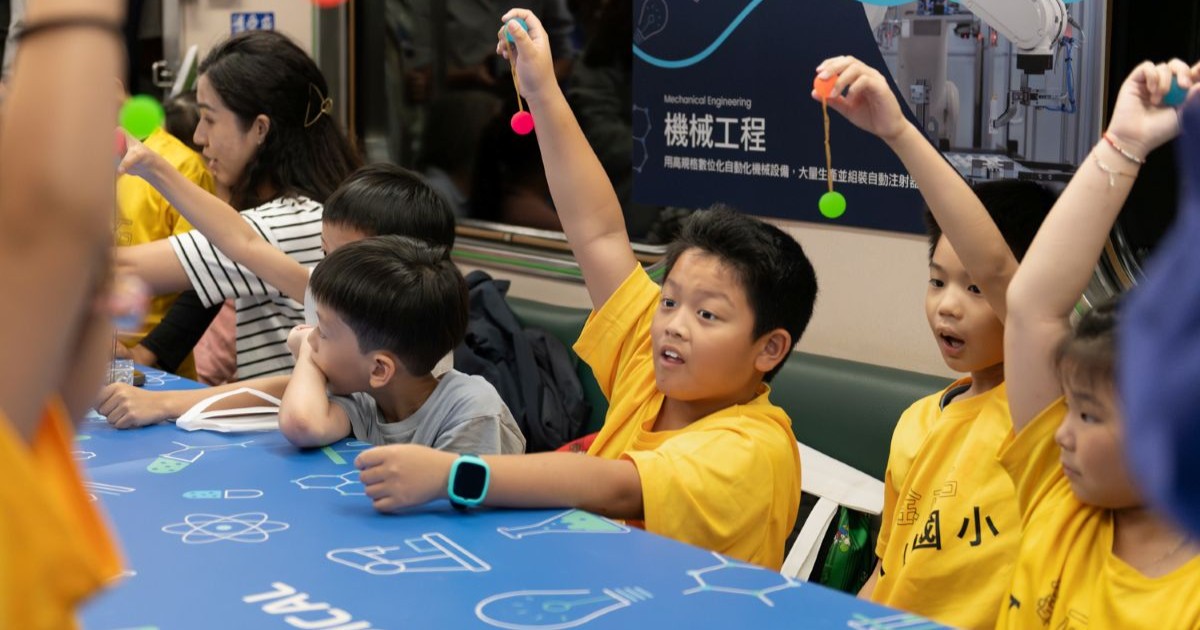 Children holding colorful balls on strings as part of an interactive activity. The session introduces basic scientific principles through hands-on demonstrations, showcasing SHL Medical’s role in supporting STEM education and promoting science awareness through the 2025 NSTC Science Train program.