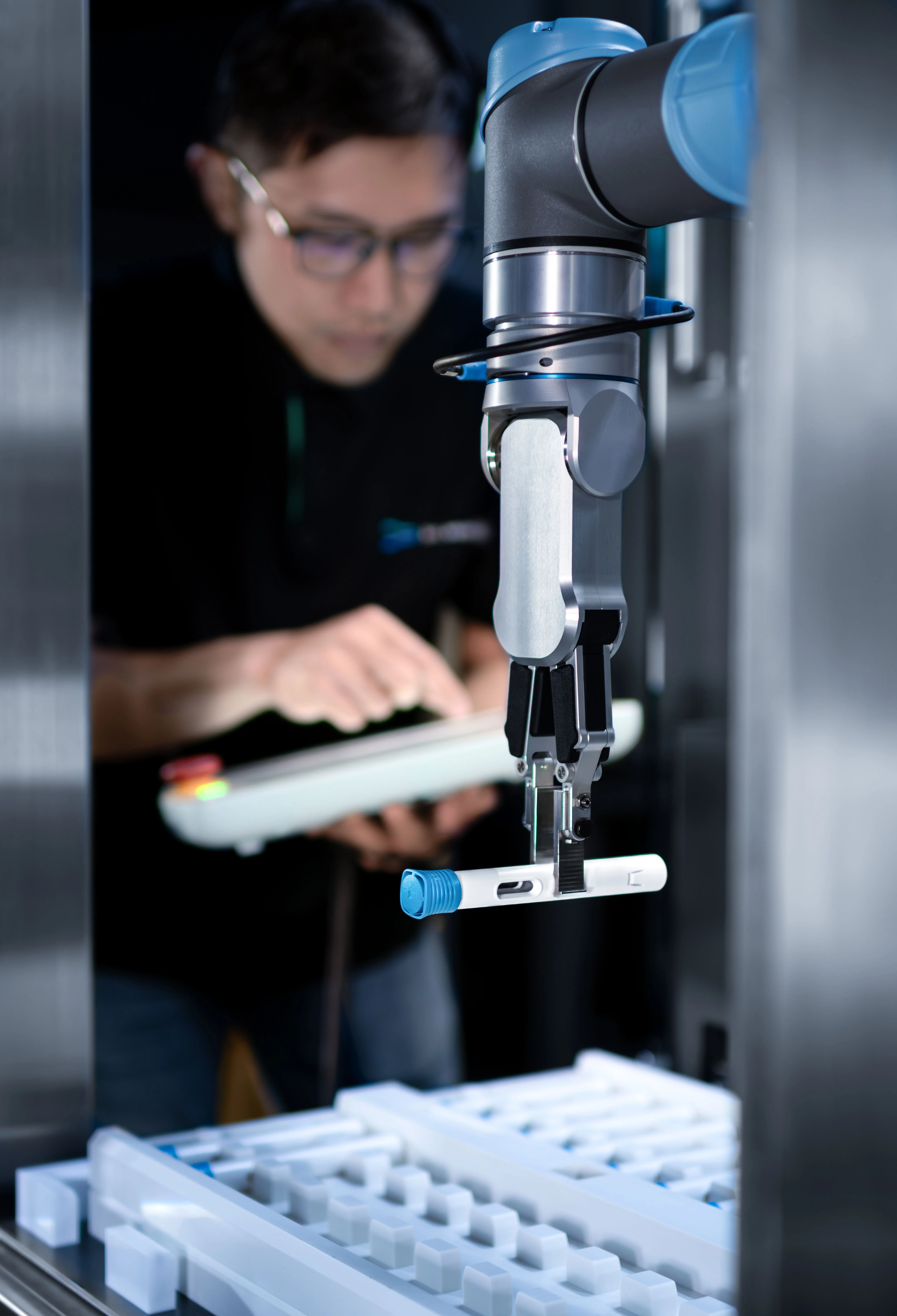 engineer-testing-autoinjector-automation-02-machine-fatm-expert-shl-advantec