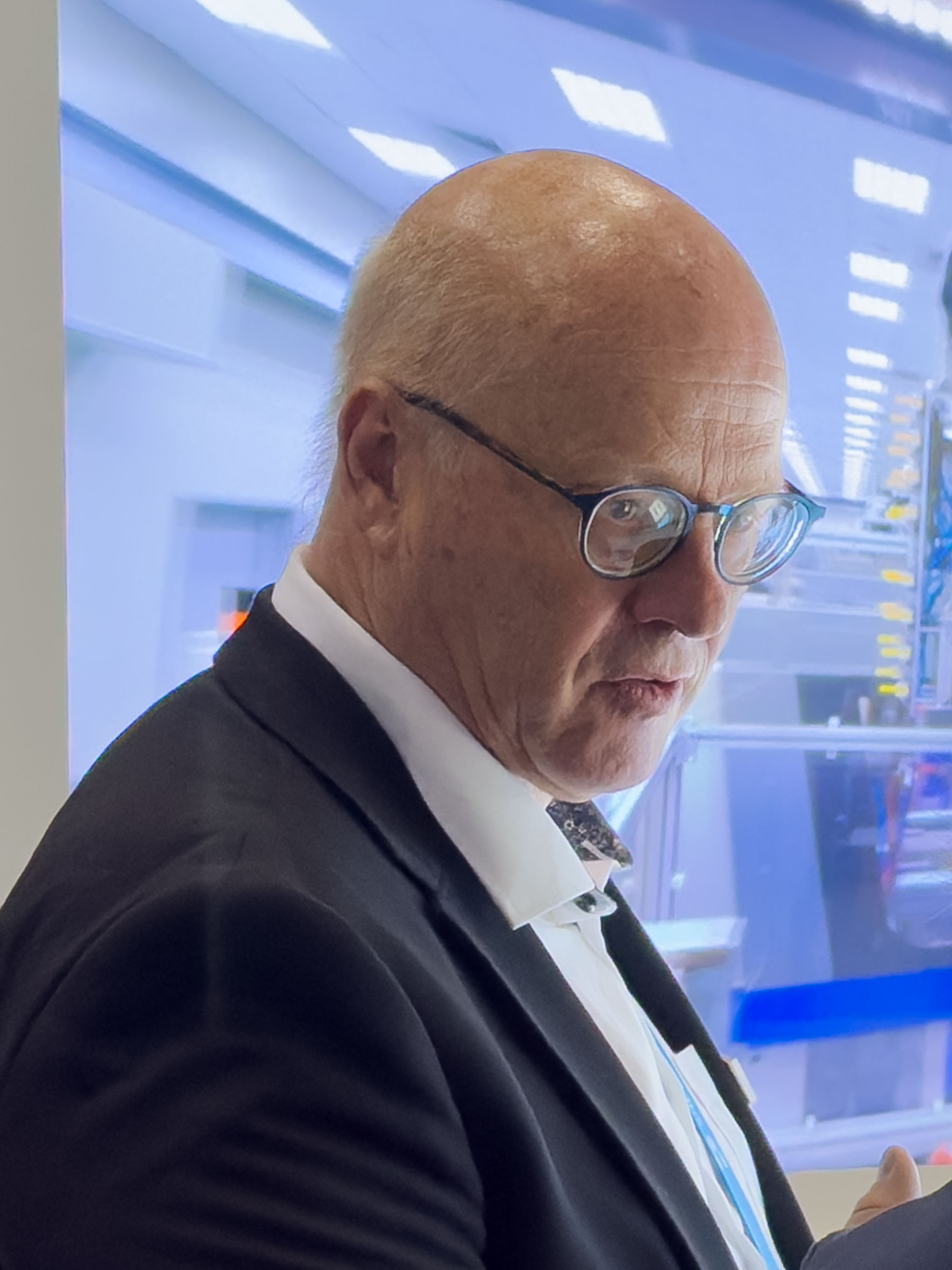 Man in a suit and glasses speaking at an event. SHL Medical’s Head of Business Development APAC explains that APAC markets are divided into those driven by innovation and those driven by cost-effectiveness.