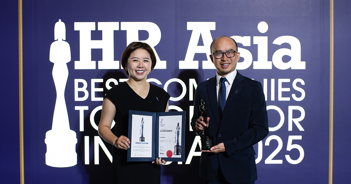 Penny Liao, Human Resources Senior Director, and Sebastian Feng, General Manager of SHL Medical TW receive DEI award and Best Companies to Work for in Asia.