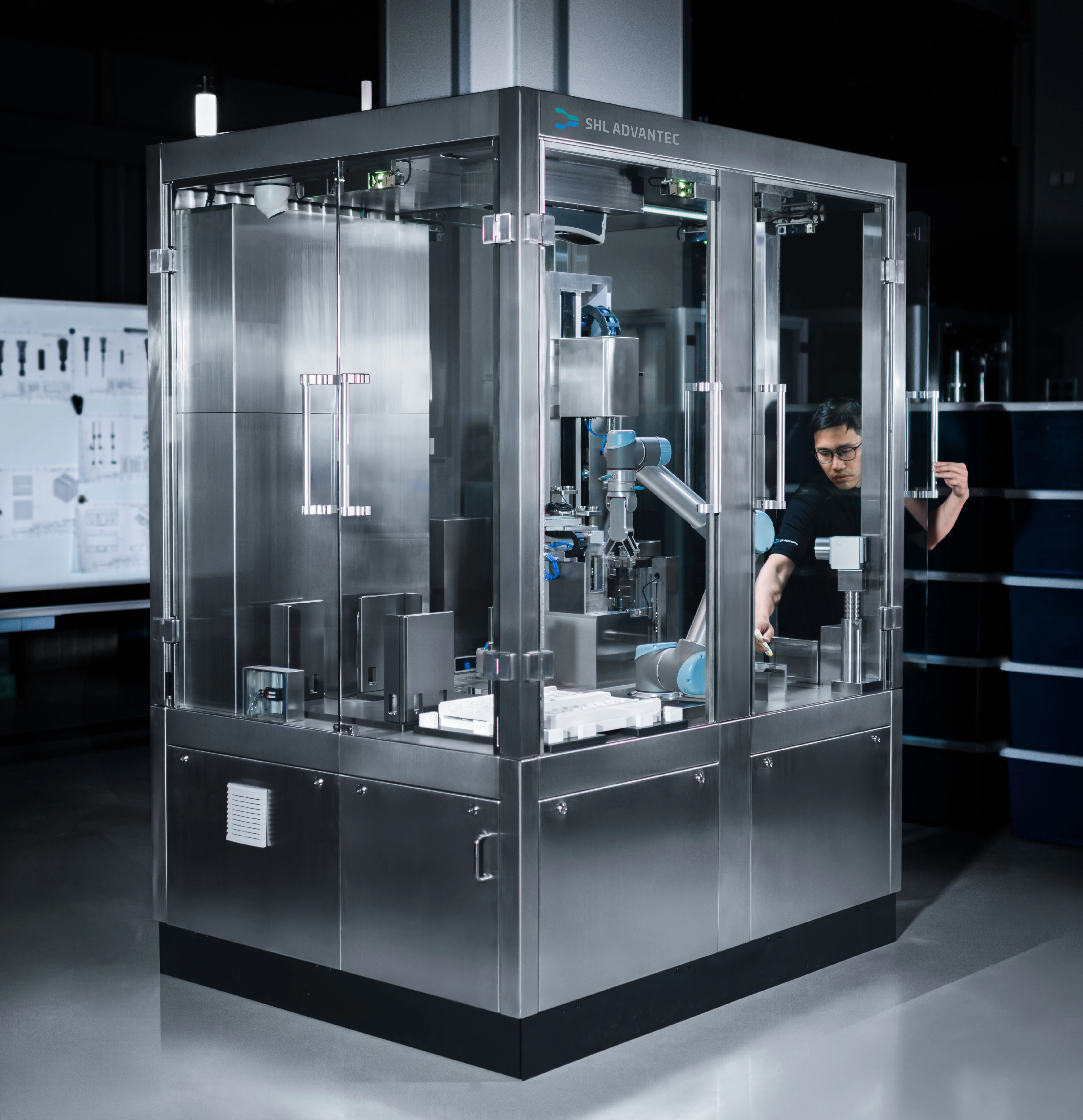 engineer-testing-autoinjector-automation-fatm-01-machine-expert-shl-advantec
